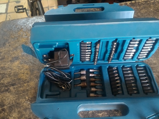 ชุดไขควงไร้สาย Makita ของแท้ ขนาด 4.8 V.   มีดอกเครื่องมือต่างๆให้ครบชุด ชาร์ทและตัวไขควง