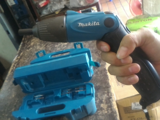 ชุดไขควงไร้สาย Makita ของแท้ ขนาด 4.8 V.   มีดอกเครื่องมือต่างๆให้ครบชุด ชาร์ทและตัวไขควง