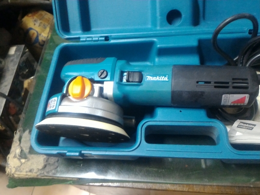 เครื่องขัดกระดาษทรายของใหม่ ยี่ห้อ  Makita แท้ตัวขนาดใหญ่กำลัง 750 W. ใช้แผ่นกระดาษทรายขนาด 6 นิ้ว