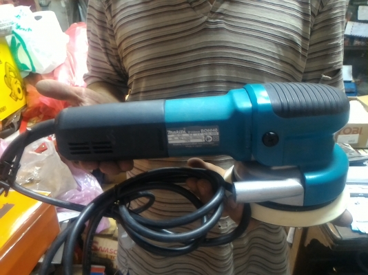 เครื่องขัดกระดาษทรายของใหม่ ยี่ห้อ  Makita แท้ตัวขนาดใหญ่กำลัง 750 W. ใช้แผ่นกระดาษทรายขนาด 6 นิ้ว