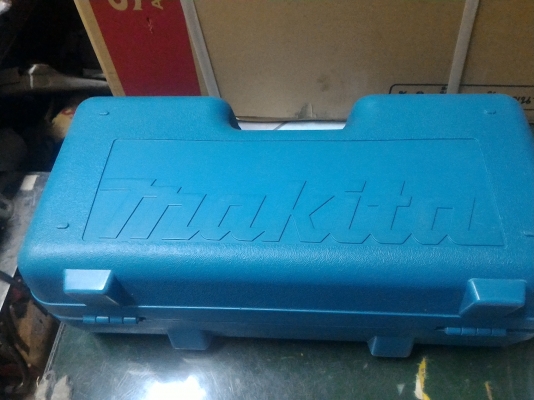 เครื่องขัดกระดาษทรายของใหม่ ยี่ห้อ  Makita แท้ตัวขนาดใหญ่กำลัง 750 W. ใช้แผ่นกระดาษทรายขนาด 6 นิ้ว