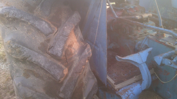 ขายรถไถFORD รุ่น5000  77  กรองเล็ก   มีใบอินวอยพร้อม