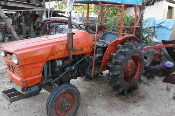 KUBOTA L2601 รถพร้อมใช้งานได้เลยครับ เครื่องยนต์ 26 แรง 3 สูบ เครื่องแรงดีไม่มีแตกเยิ้ม อุปกรณ์ มีผานหลัง 3 หางหลังยกขึ้นลงได้ดีปกติ ระบบเกียร์เดินหน้าถอยหลังปกติดี ช่วงล่างแน่นพร้อมใช้งาน เอกสารสัญญาซื้อขาย ราคาต่อรองได้ครับ KUBOTA L2601 รถพร้อมใช้งานได้เลยครับ เครื่องยนต์ 26 แรง 3 สูบ เครื่องแรงดีไม่มีแตกเยิ้ม อุปกรณ์ มีผานหลัง 3 หางหลังยกขึ้นลงได้ดีปกติ ระบบเกียร์เดินหน้าถอยหลังปกติดี ช่วงล่างแน่นพร้อมใช้งาน เอกสารสัญญาซื้อขาย ราคาต่อรองได้ครับ