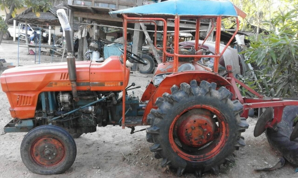 KUBOTA L2601 รถพร้อมใช้งานได้เลยครับ เครื่องยนต์ 26 แรง 3 สูบ เครื่องแรงดีไม่มีแตกเยิ้ม อุปกรณ์ มีผานหลัง 3 หางหลังยกขึ้นลงได้ดีปกติ ระบบเกียร์เดินหน้าถอยหลังปกติดี ช่วงล่างแน่นพร้อมใช้งาน เอกสารสัญญาซื้อขาย ราคาต่อรองได้ครับ