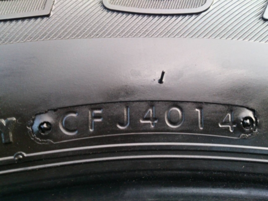 ขายยาง บริดสโตน 265/65R17 ยางสัปดาห์ที่40 ปี14  ดอกยางเต็มหนาสดเท่ากันไม่แตกลายไม่ร้าวไม่กินข้างไม่มีปะสวยมากๆ  จำนวน 1 ชุด