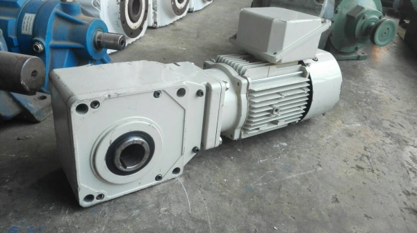 ** ขายแล้วครับ!! ** มอเตอร์เกียร์ Sumitomo Hyponic Drive มีเบรคในตัว 1 HP 380V ทด 1:20 ความเร็วรอบ 75 RPM เหมือนใหม่ 98\% มาเทสได้เลย!!