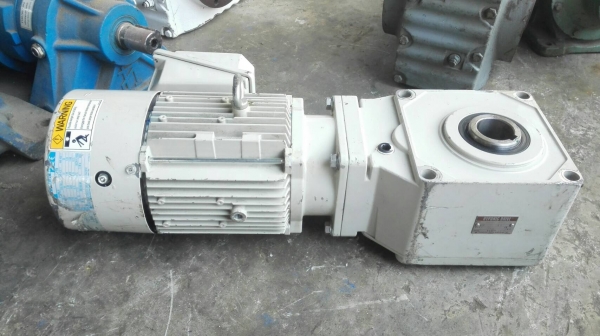 ** ขายแล้วครับ!! ** มอเตอร์เกียร์ Sumitomo Hyponic Drive มีเบรคในตัว 1 HP 380V ทด 1:20 ความเร็วรอบ 75 RPM เหมือนใหม่ 98\% มาเทสได้เลย!!