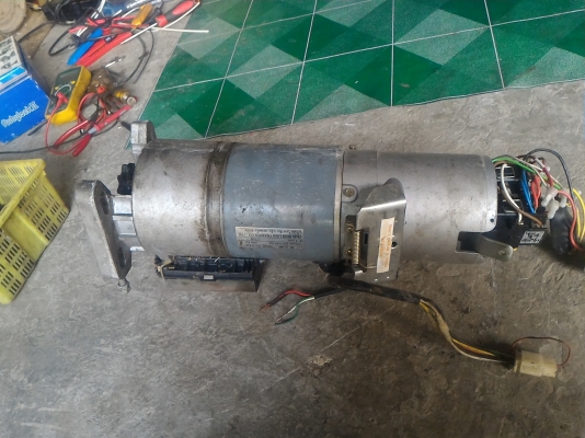 มอเตอร์ประตูม้วน ขนาด 400 W. ดึงน้ำหนักประตูได้ 550 กก.ใช้ไฟ 220 V. ต่อใช้งานได้เลยมีชุดรีเลย์ควบคุมที่ด้านหลังเรียบร้อย ตัวใหญ่ มีขายึดพร้อมแท่น