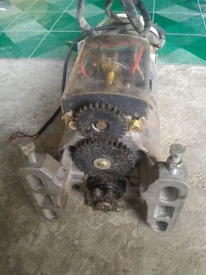 มอเตอร์ประตูม้วน ขนาด 400 W. ดึงน้ำหนักประตูได้ 550 กก.ใช้ไฟ 220 V. ต่อใช้งานได้เลยมีชุดรีเลย์ควบคุมที่ด้านหลังเรียบร้อย ตัวใหญ่ มีขายึดพร้อมแท่น