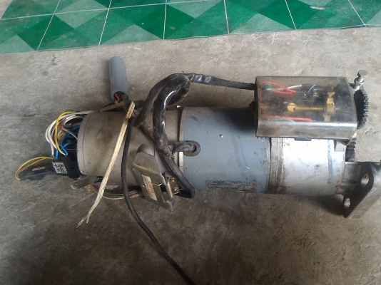 มอเตอร์ประตูม้วน ขนาด 400 W. ดึงน้ำหนักประตูได้ 550 กก.ใช้ไฟ 220 V. ต่อใช้งานได้เลยมีชุดรีเลย์ควบคุมที่ด้านหลังเรียบร้อย ตัวใหญ่ มีขายึดพร้อมแท่น