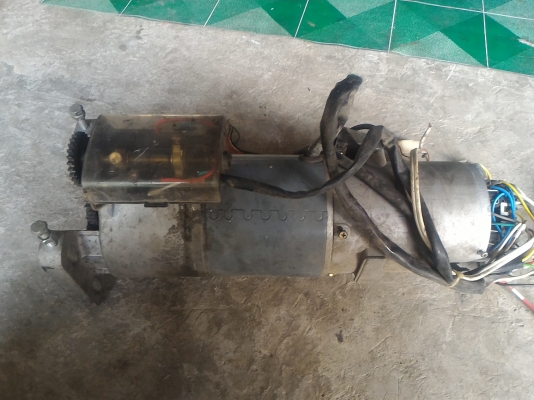 มอเตอร์ประตูม้วน ขนาด 400 W. ดึงน้ำหนักประตูได้ 550 กก.ใช้ไฟ 220 V. ต่อใช้งานได้เลยมีชุดรีเลย์ควบคุมที่ด้านหลังเรียบร้อย ตัวใหญ่ มีขายึดพร้อมแท่น