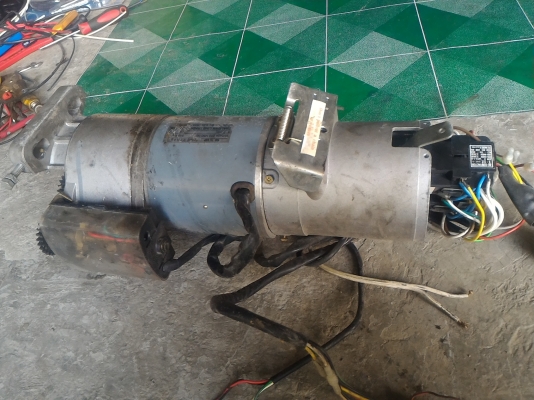 มอเตอร์ประตูม้วน ขนาด 400 W. ดึงน้ำหนักประตูได้ 550 กก.ใช้ไฟ 220 V. ต่อใช้งานได้เลยมีชุดรีเลย์ควบคุมที่ด้านหลังเรียบร้อย ตัวใหญ่ มีขายึดพร้อมแท่น