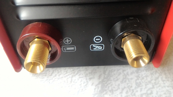 เครื่องเชื่อมพกพา แต่กระแสเชื่อมสูงมาก กว่าตัวใหญๆ ยี่ห้อ THAISUN ขนาดถึง  300 A. เป็นระบบ Inverter Welder