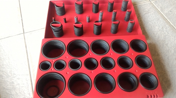 ชุดยางโอริ่ง ยี่ห้อ OSAKA จากญี่ปุ่น มีจำนวน 419 ชิ้น มีครบทุกขนาด เริ่มที่ขนาดโต 3  -  50 มม. มีขนาดให้เลือกใช้ตามต้องการ มีกล่องพลาสติกแข็งเก็บเป็นช่องๆ