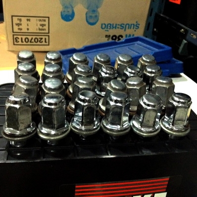 น็อตรถเก๋งหลายประเภท รายละเอียดด้านในครับ ตจว ส่งได้