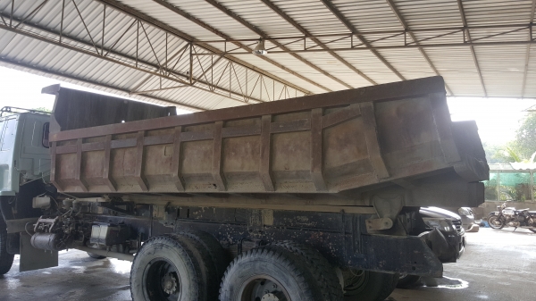 กระบะดั้มท้องเรือกำลังจะยกลงจากนางฟ้าพร้อมใช้สวยๆถูกๆ