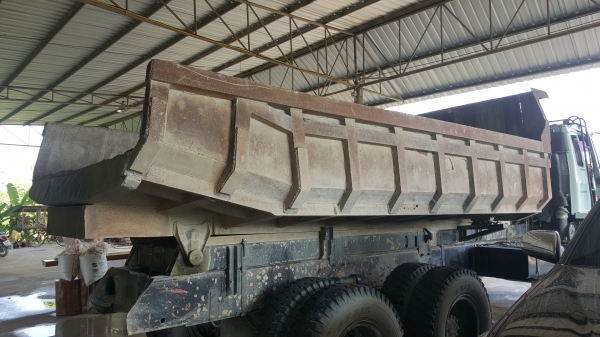 กระบะดั้มท้องเรือกำลังจะยกลงจากนางฟ้าพร้อมใช้สวยๆถูกๆ