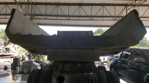 กระบะดั้มท้องเรือกำลังจะยกลงจากนางฟ้าพร้อมใช้สวยๆถูกๆ