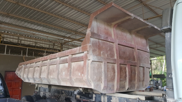 กระบะดั้มท้องเรือกำลังจะยกลงจากนางฟ้าพร้อมใช้สวยๆถูกๆ