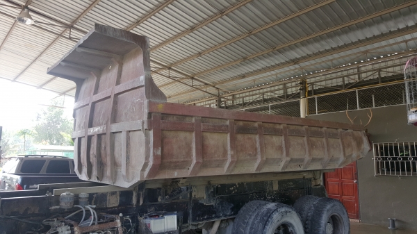 กระบะดั้มท้องเรือกำลังจะยกลงจากนางฟ้าพร้อมใช้สวยๆถูกๆ