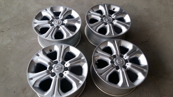 ขายล้อแม็กป้ายแดง np300 navara calibre 16"  สนใจติดต่อเล็กคลองสามครับ 081-3747940