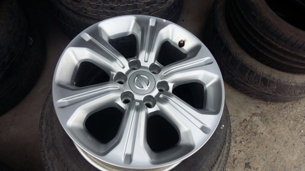 ขายล้อแม็กป้ายแดง np300 navara calibre 16"  สนใจติดต่อเล็กคลองสามครับ 081-3747940