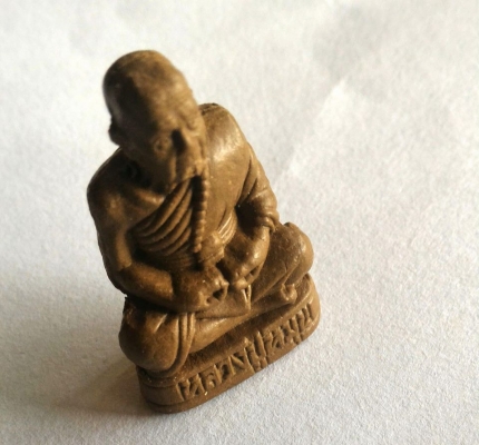 หลวงปู่หมุน ลอยองค์ โค๊ตแท้ด้านหลัง กรรมการเก็บ หายากแล้วครับ