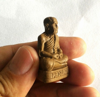 หลวงปู่หมุน ลอยองค์ โค๊ตแท้ด้านหลัง กรรมการเก็บ หายากแล้วครับ