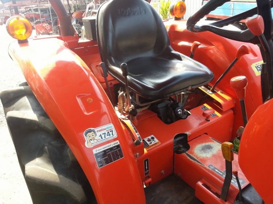 คูโบต้า L3608 4 WD พร้อมใบมีดดันหน้าตราช้าง 833 ชั่วโมง