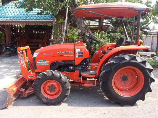 คูโบต้า L3608 4 WD พร้อมใบมีดดันหน้าตราช้าง 833 ชั่วโมง