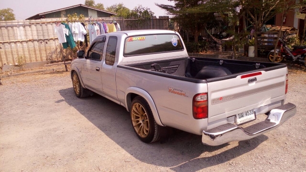 ขายD4D2500 ปี03 ระบบABS แอร์แบ็ก แม็ก18 รถสวยพร้อมใช้ ราคา250000  โท0814337437เอ็ม