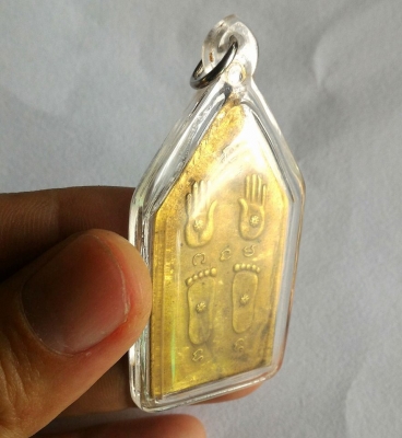 หลวงพ่อพิบูลย์ จ.อุดรธานี หลังลายมือ ลายเท้า เนื้อสวยชัดเจน ตอกโค๊ต ๙ หกจุด