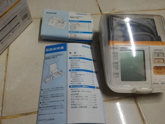 เครื่องวัดความดันโลหิต ยี่ห้อ OMRON  แบบใช้แถยรัดที่แขน แสดงค่า ความดันตัวบน - ตัวล่าง และการเต้นของหัวใจ เลือกระดับการปั๊มได้ตามต้องการ