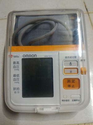เครื่องวัดความดันโลหิต ยี่ห้อ OMRON  แบบใช้แถยรัดที่แขน แสดงค่า ความดันตัวบน - ตัวล่าง และการเต้นของหัวใจ เลือกระดับการปั๊มได้ตามต้องการ