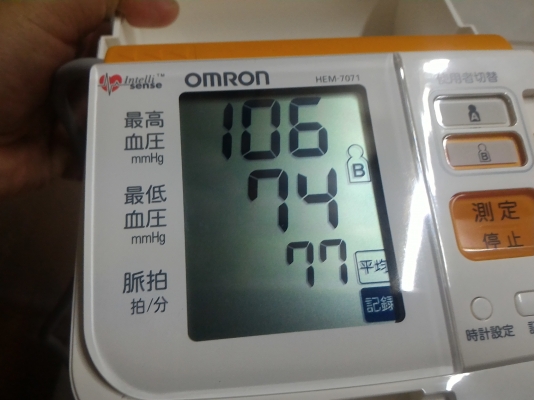 เครื่องวัดความดันโลหิต ยี่ห้อ OMRON  แบบใช้แถยรัดที่แขน แสดงค่า ความดันตัวบน - ตัวล่าง และการเต้นของหัวใจ เลือกระดับการปั๊มได้ตามต้องการ
