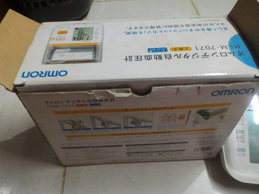 เครื่องวัดความดันโลหิต ยี่ห้อ OMRON  แบบใช้แถยรัดที่แขน แสดงค่า ความดันตัวบน - ตัวล่าง และการเต้นของหัวใจ เลือกระดับการปั๊มได้ตามต้องการ