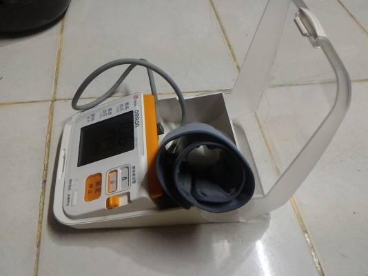 เครื่องวัดความดันโลหิต ยี่ห้อ OMRON  แบบใช้แถยรัดที่แขน แสดงค่า ความดันตัวบน - ตัวล่าง และการเต้นของหัวใจ เลือกระดับการปั๊มได้ตามต้องการ