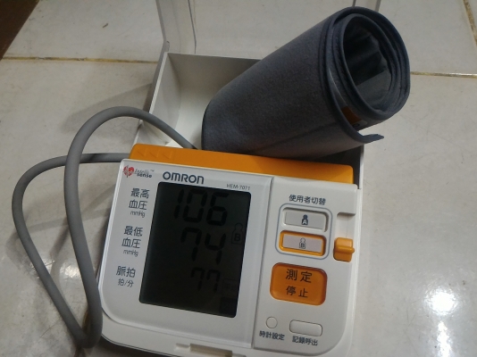 เครื่องวัดความดันโลหิต ยี่ห้อ OMRON  แบบใช้แถยรัดที่แขน แสดงค่า ความดันตัวบน - ตัวล่าง และการเต้นของหัวใจ เลือกระดับการปั๊มได้ตามต้องการ