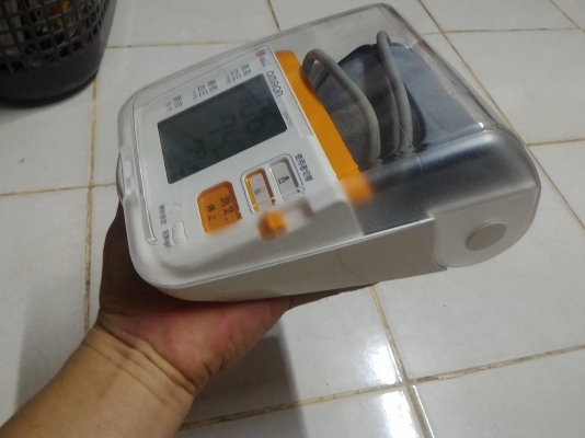 เครื่องวัดความดันโลหิต ยี่ห้อ OMRON  แบบใช้แถยรัดที่แขน แสดงค่า ความดันตัวบน - ตัวล่าง และการเต้นของหัวใจ เลือกระดับการปั๊มได้ตามต้องการ