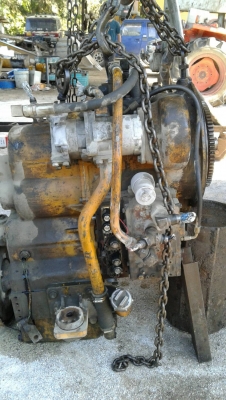 ต้องการซื้อห้องเกียร์รถตักล้อยาง KOMATSU WA300-1 เอาแบบใช้ระบบไฟคุมมีเซลลูนอย ดูในภาพ