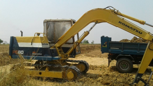 ขายรถแบคโฮ KOMATSU PC60-6 กับ KOMATSU PC60-1 มีแอร์พร้อม ราคารวม 2 คัน 600000 ขายรถแบคโฮ KOMATSU PC60-6 กับ KOMATSU PC60-1 มีแอร์พร้อม ราคารวม 2 คัน 600000