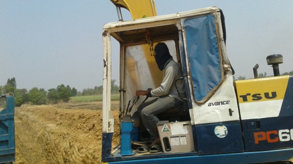 ขายรถแบคโฮ KOMATSU PC60-6 กับ KOMATSU PC60-1 มีแอร์พร้อม ราคารวม 2 คัน 600000 ขายรถแบคโฮ KOMATSU PC60-6 กับ KOMATSU PC60-1 มีแอร์พร้อม ราคารวม 2 คัน 600000