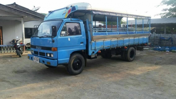 6ล้อNPR115แรงรถห้าง รถสภาพ้เดิมๆ พร้อมไช้งาน เล่มทะเบียน เอกสารครบ ภาษีไม่ขาด