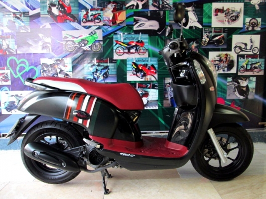 scoopy i ตัวท๊อป สีดำด้าน เข้มดุ ลายใหม่ล่าสุดโฉมปัจจุบัญ ล้อแมกซ์ คอมบายเบลก ตัวท๊อปสุด  แถม 4 รายการ 39900