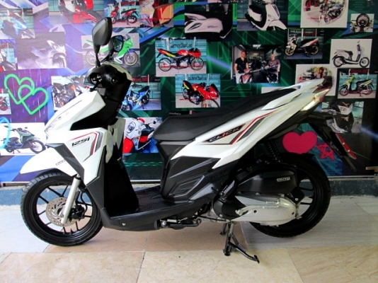 ( ฟรีดาวน์ ) all new click 125 i ไฟหน้า LED สีขาว ตัวท็อปสุด ล้อแม็ก ระบบ idling stop คอมบายเบลก ไมล์ 6 พันโล 45900