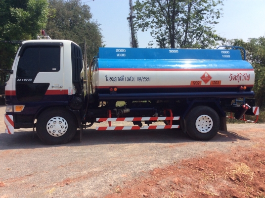 HINO 6ล้อ (รถน้ำมัน 9,000 ลิตร) FB4J 140 แรง  เครื่องดี ขับดี ครัทซีสวย แอร์เย็น ยางเรเดียนทุกเส้น รถสวยพร้อมใช้งาน ขาย 690,000 บาท ศุภากร 081-1903107 , 081-4252943