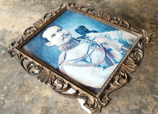 กรอบฉลุลาย หล่อเนื้อโลหะเก่า และพระบรมฉายาลักษณ์ ร.5 สภาพสมบูรณ์ลวดลายเก่าสวยมาก