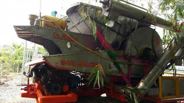 รถเกี่ยวข้าววรพจน์อุ้ม2.7 ตัน เครื่อง6hh1เทอร์โบ ตัวเดิน 12L