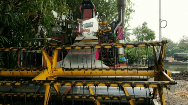 รถเกี่ยวข้าววรพจน์อุ้ม2.7 ตัน เครื่อง6hh1เทอร์โบ ตัวเดิน 12L