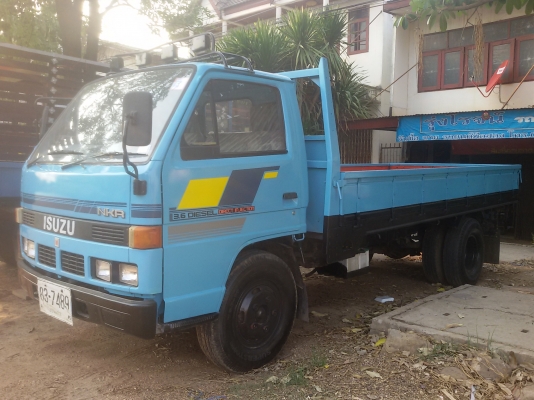 ISUZU NKR110  แรงม้า ปี38 (สัางลุยน้อย) เกียร์สั้น ดั้มหัวได้ รถห้างแท้(มีคอกคับ) เครื่องแน่นๆ แห้ง แรงดี (รถวิ่งใช้งานประจำ ระยะไกลสบายๆ) ยางดีๆ6 เส้น ยาง70-80\% แซสซีสวยๆ เยี่ยมๆ ไม่ผุไม่ดาม พื้นกระบะปูเหล็กหนาๆ พร้อมใช้งานได้เลย พร้อมโอนทั่วไทย